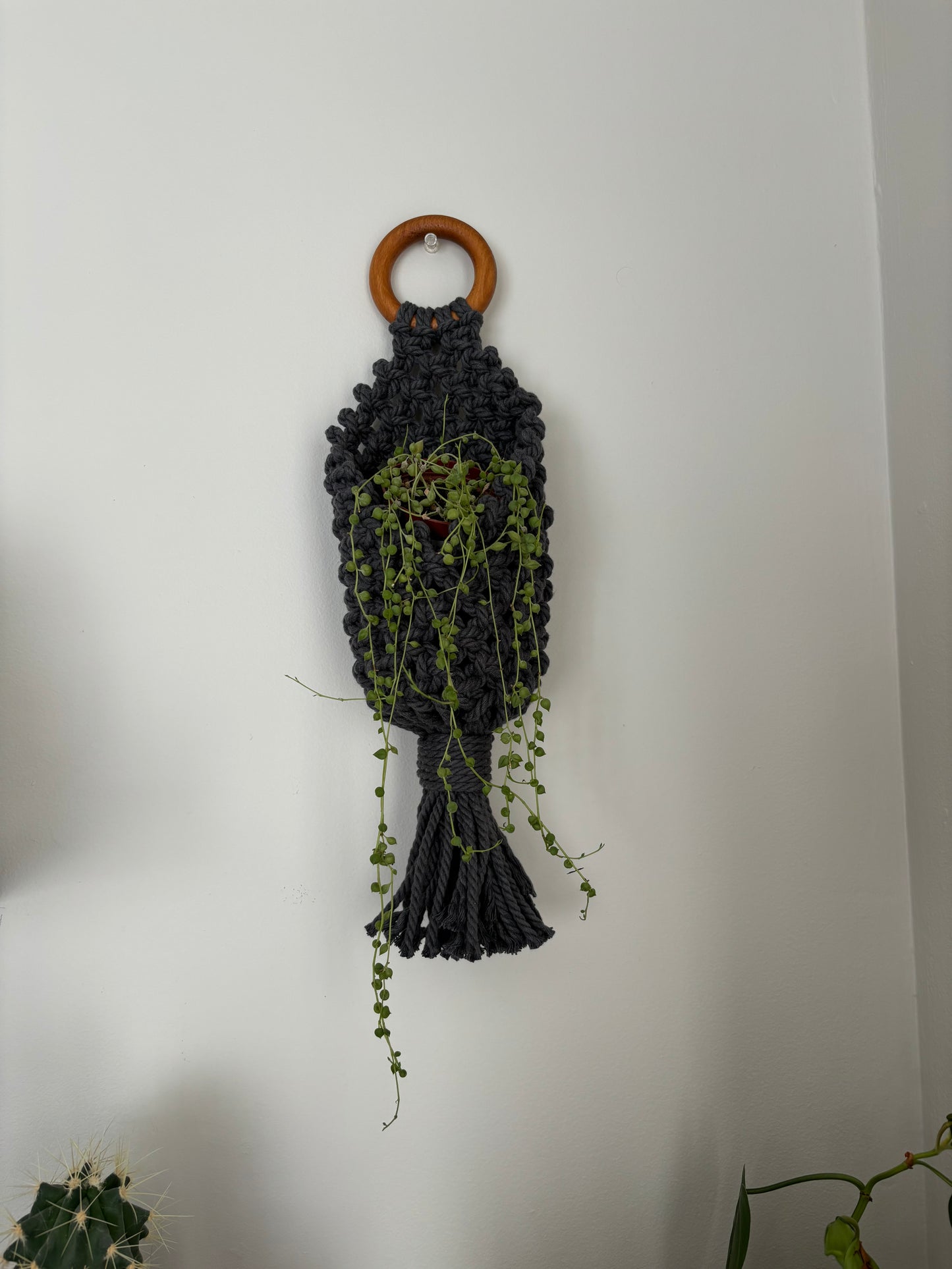 Panier mural en macramé gris foncé