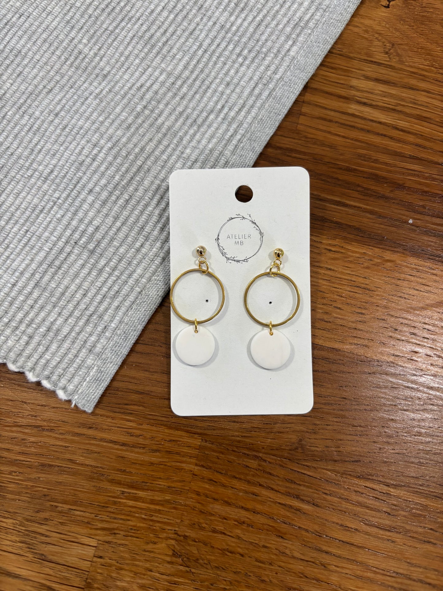 Boucles d'oreilles blanche et or