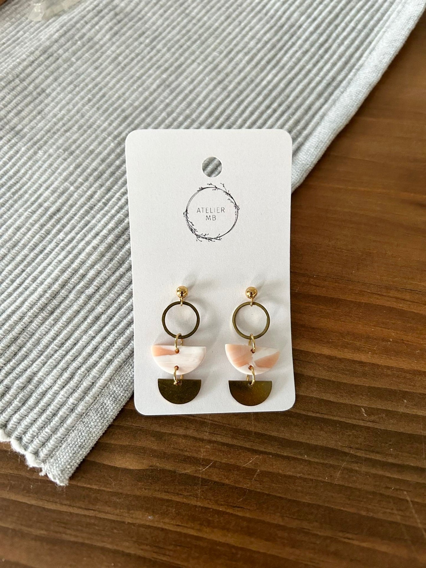Boucles d'oreilles en argile polymère or et beige A16