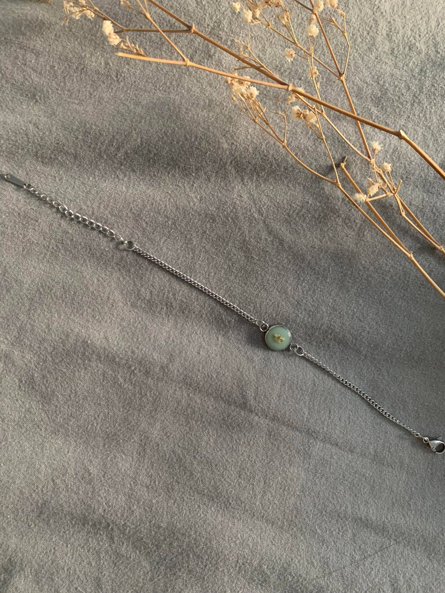 Bracelet vert et fleur blanche