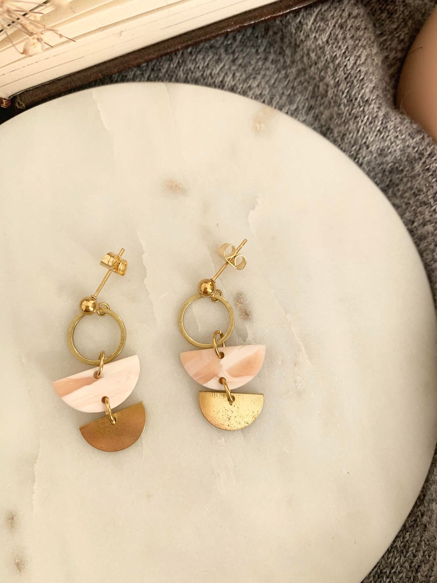 Boucles d'oreilles en argile polymère or et beige A16