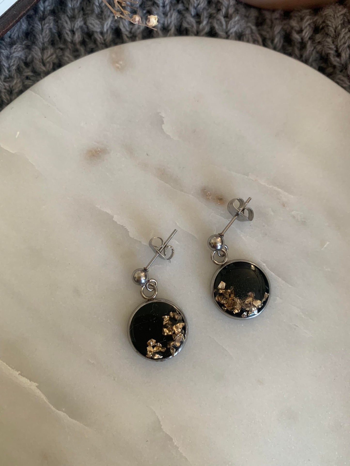 Boucles d'oreilles noire et brillant or A24
