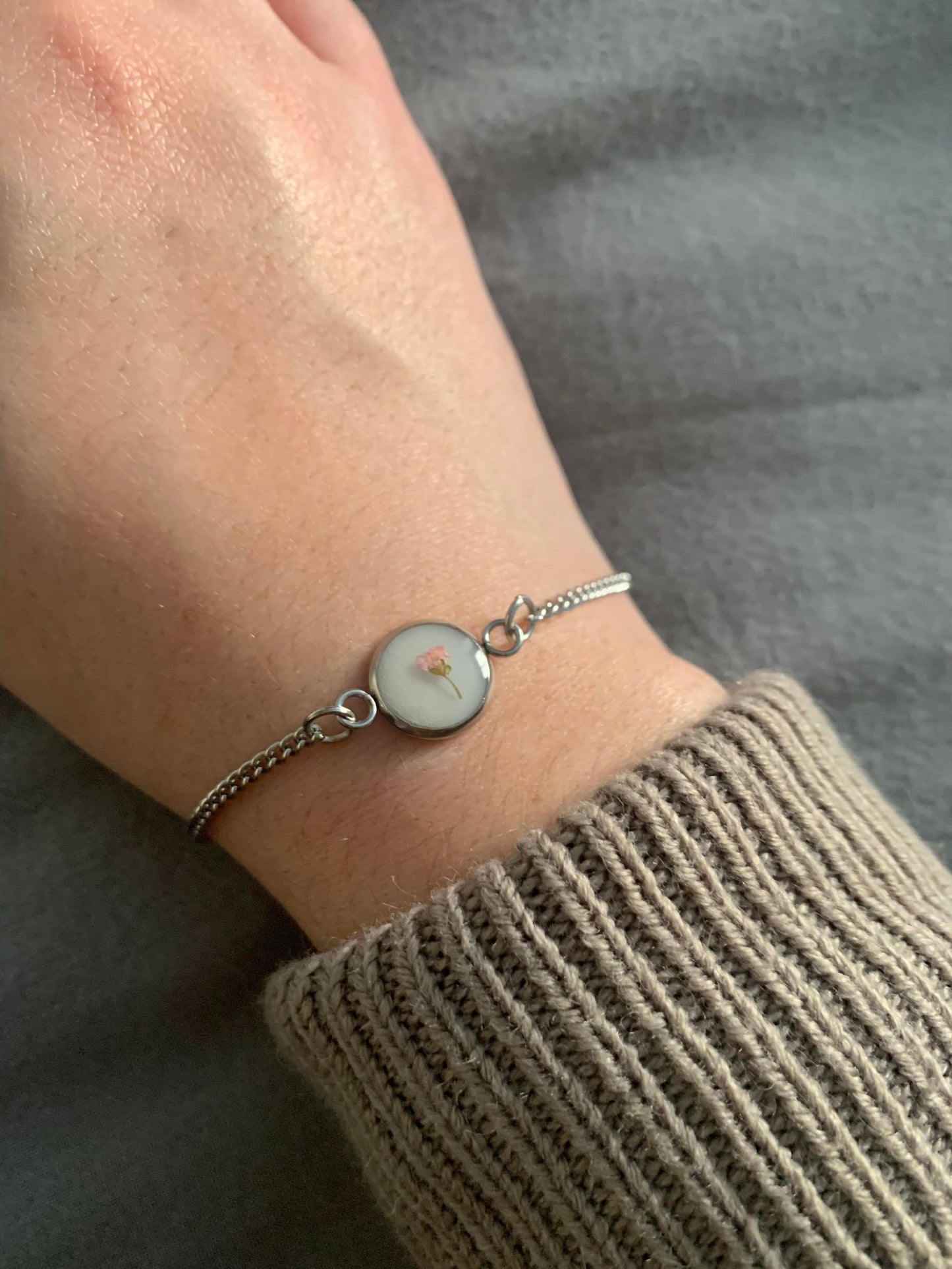 Bracelet blanc fleur rose