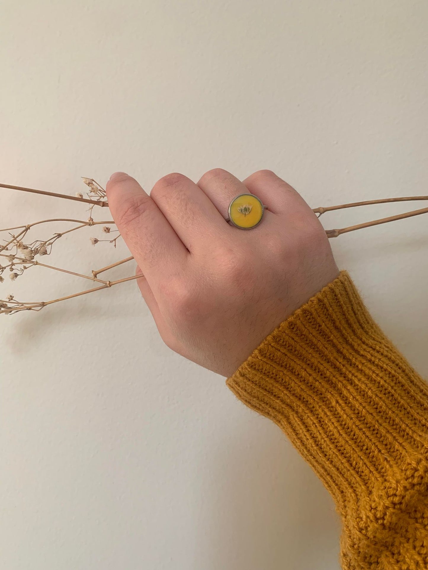 Bague jaune et fleur blanche