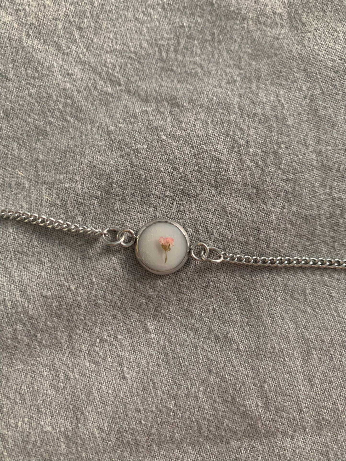 Bracelet blanc fleur rose