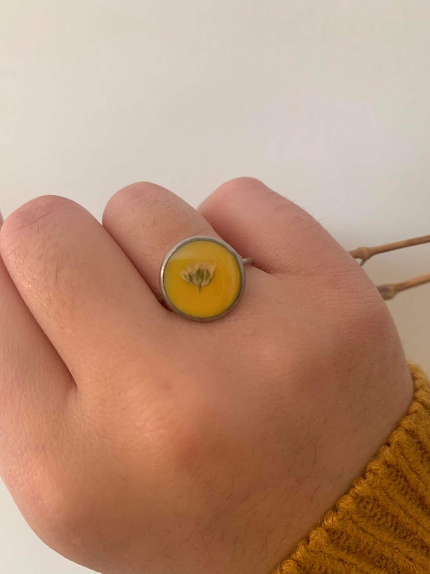 Bague jaune et fleur blanche