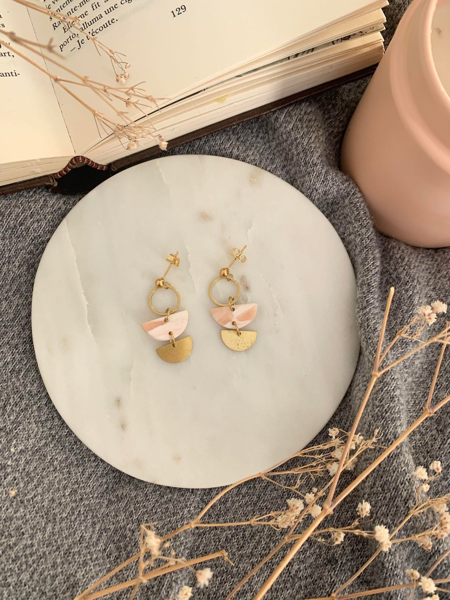 Boucles d'oreilles en argile polymère or et beige A16