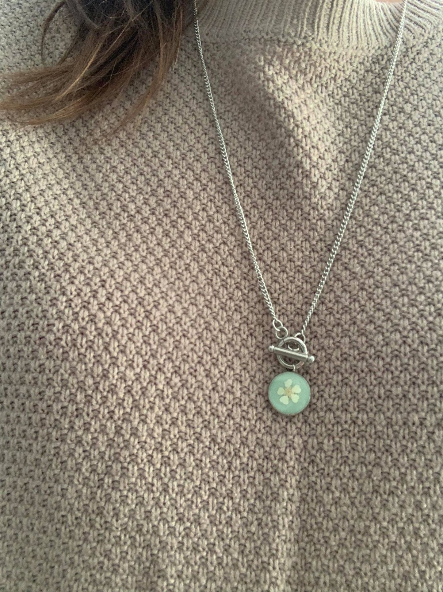 Collier vert sauge et fleur blanche