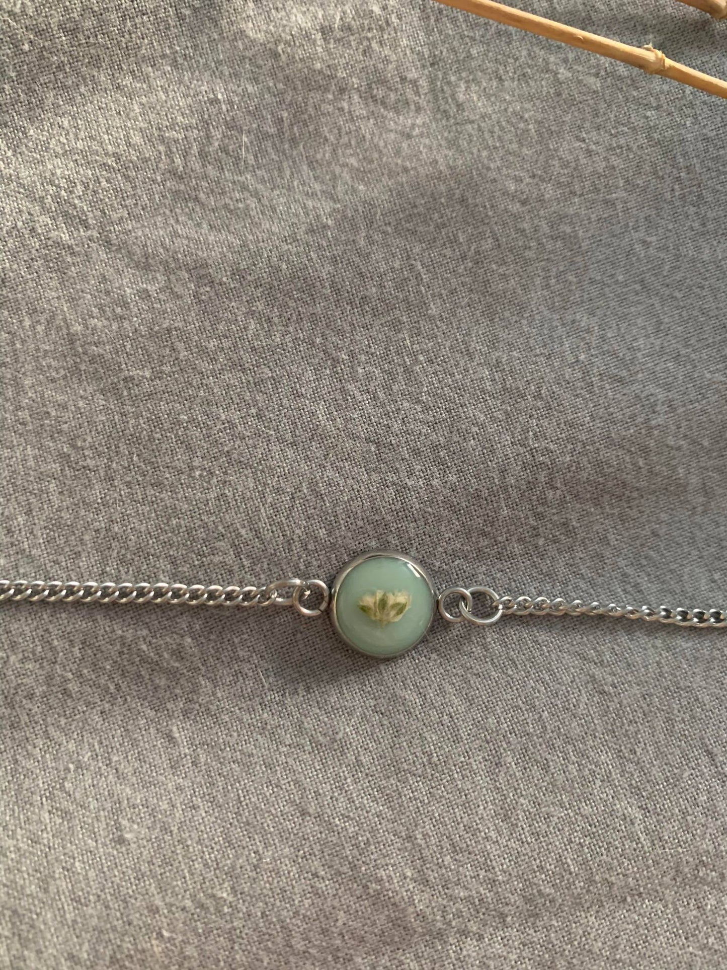 Bracelet vert et fleur blanche