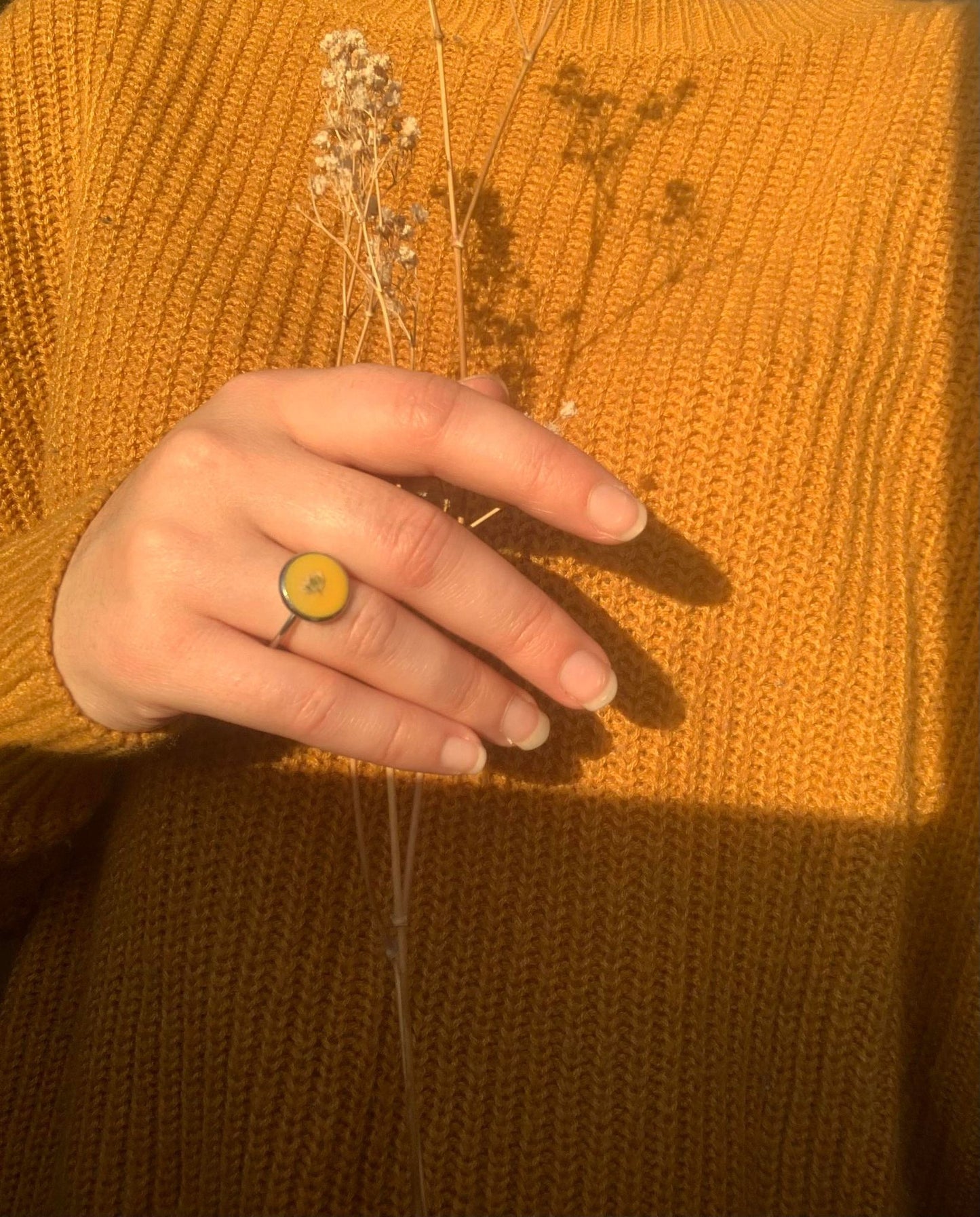 Bague jaune et fleur blanche