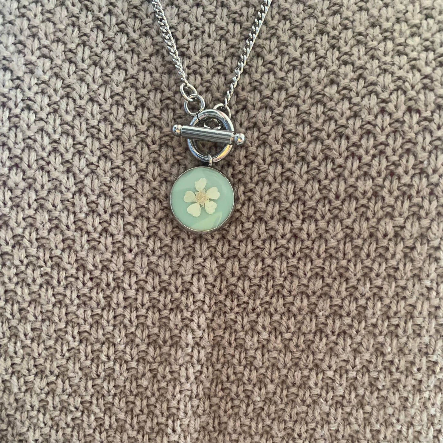 Collier vert sauge et fleur blanche