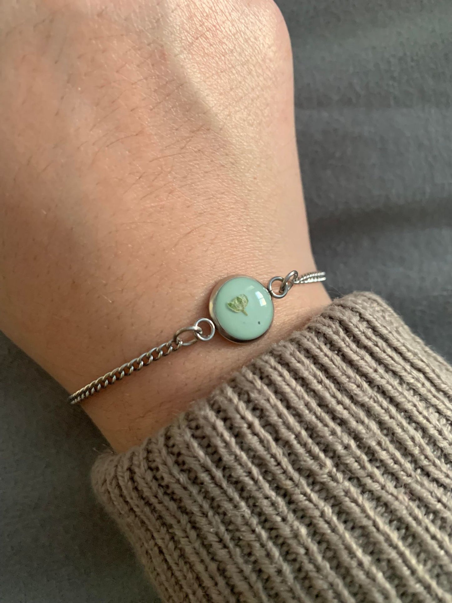 Bracelet vert et fleur blanche