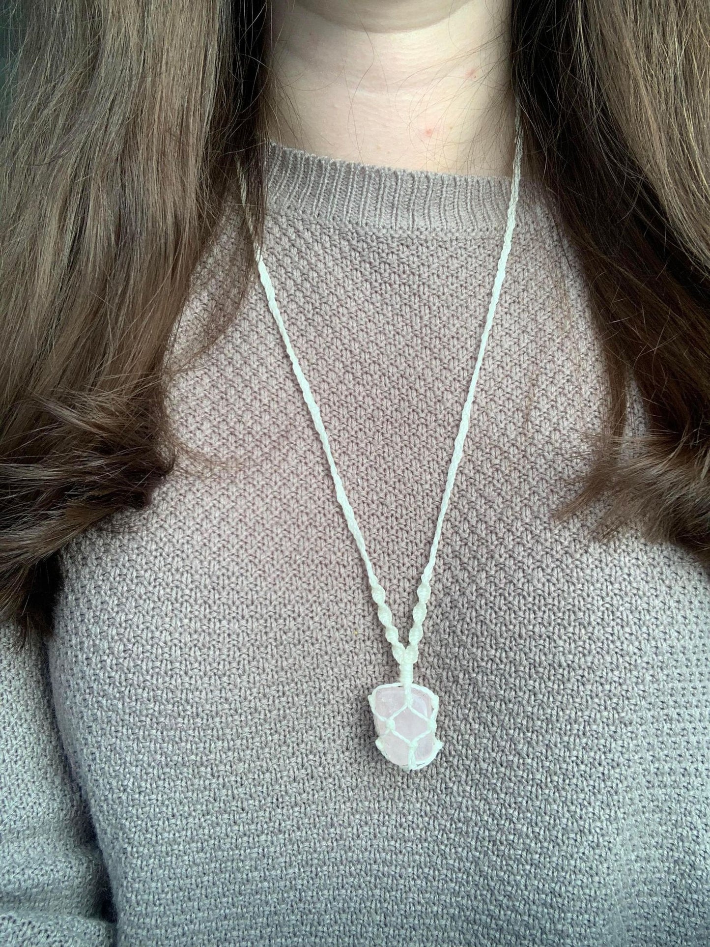 Collier en macramé et quartz poli