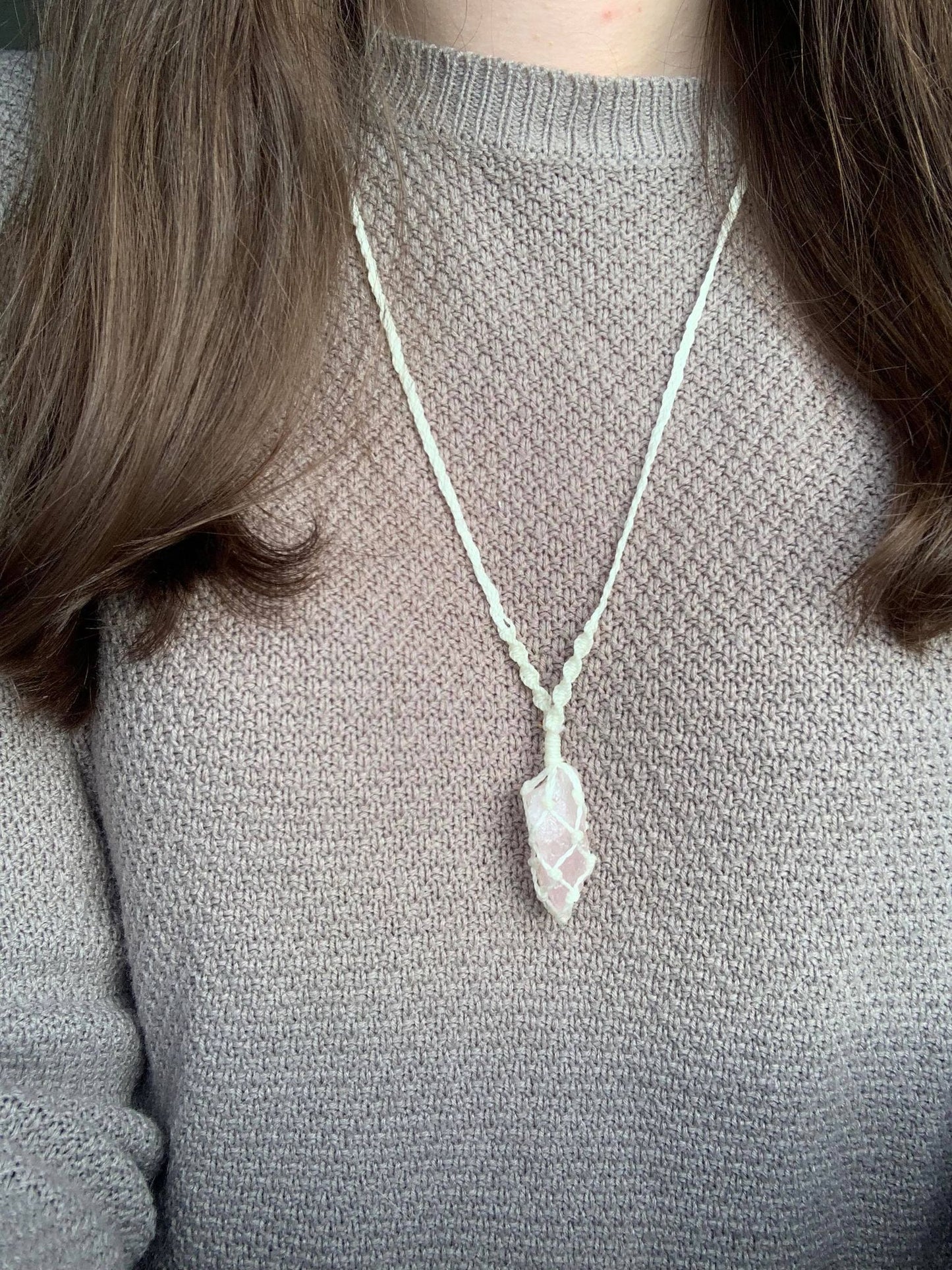 Collier en macramé et quartz rose