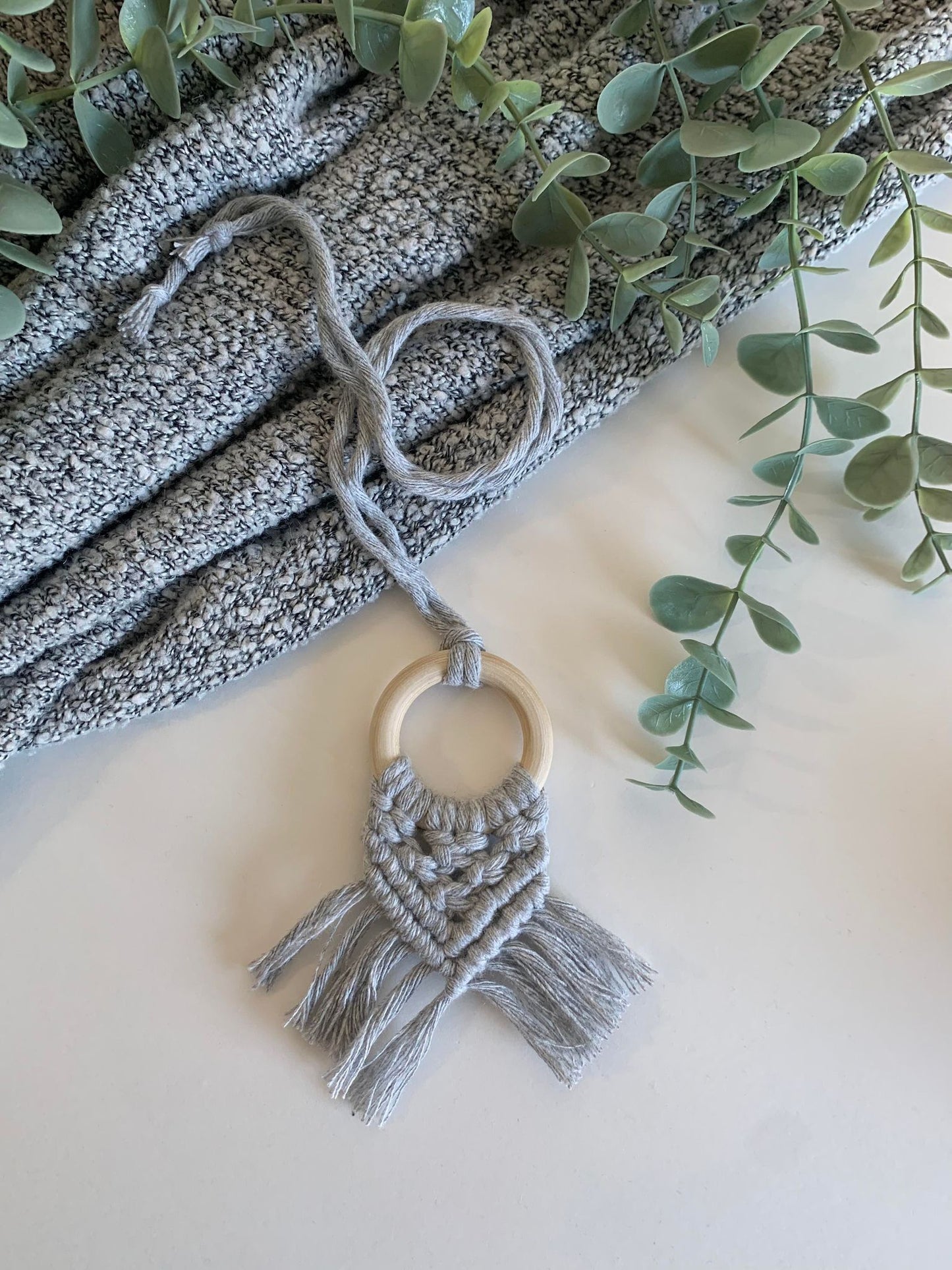 LINNAEA - Diffuseur pour voiture en macramé