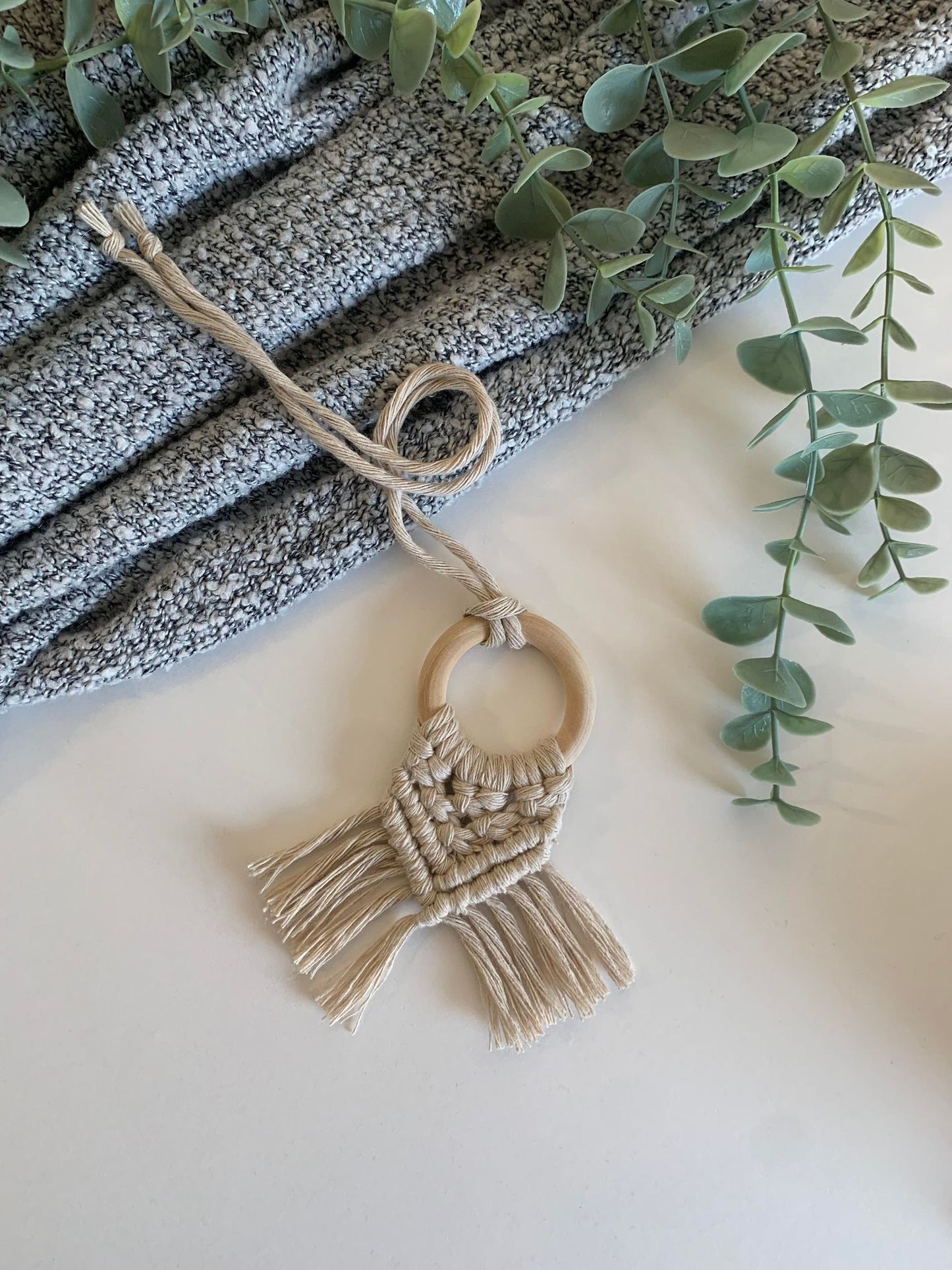 LINNAEA - Diffuseur pour voiture en macramé
