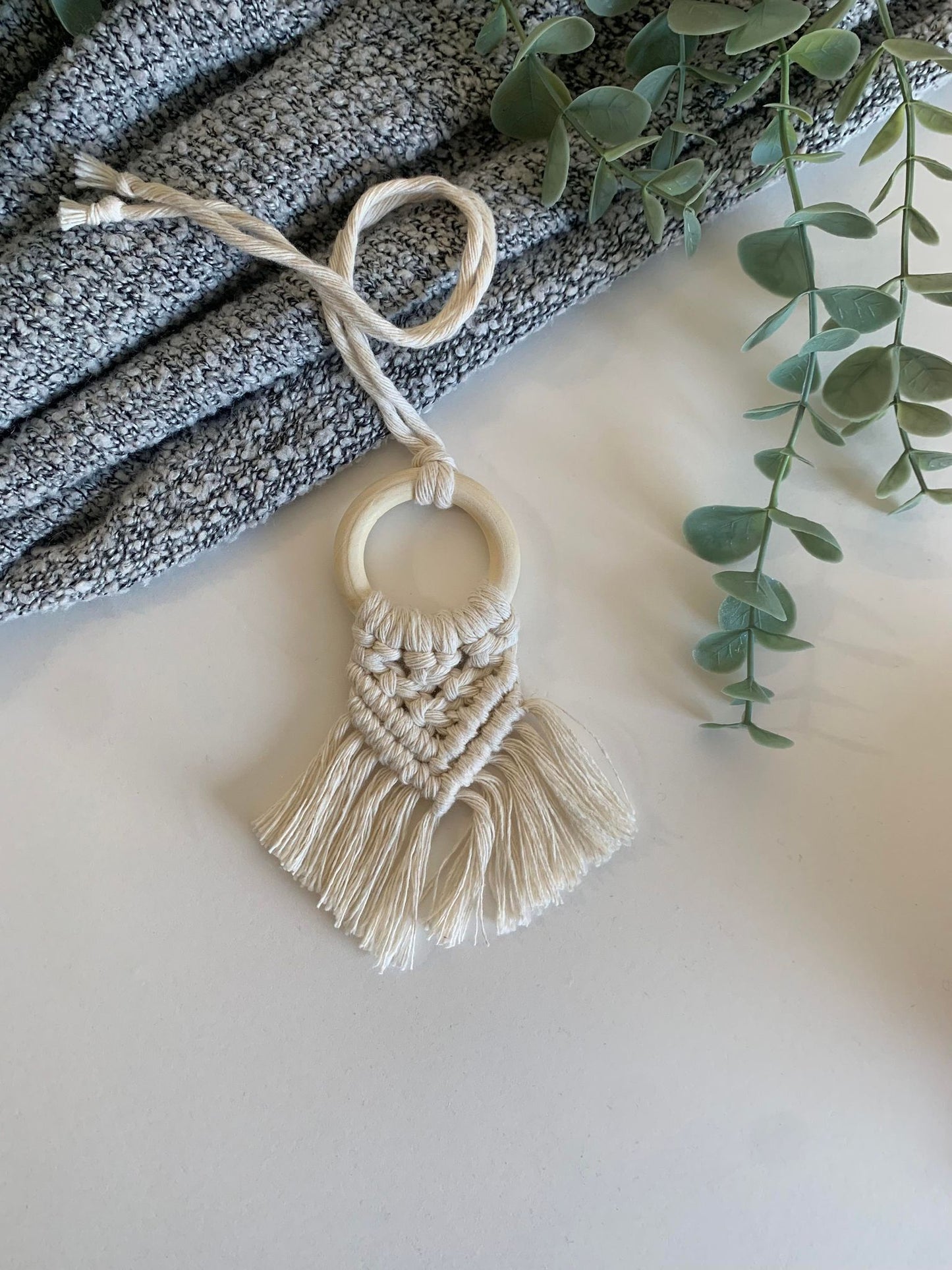 LINNAEA - Diffuseur pour voiture en macramé