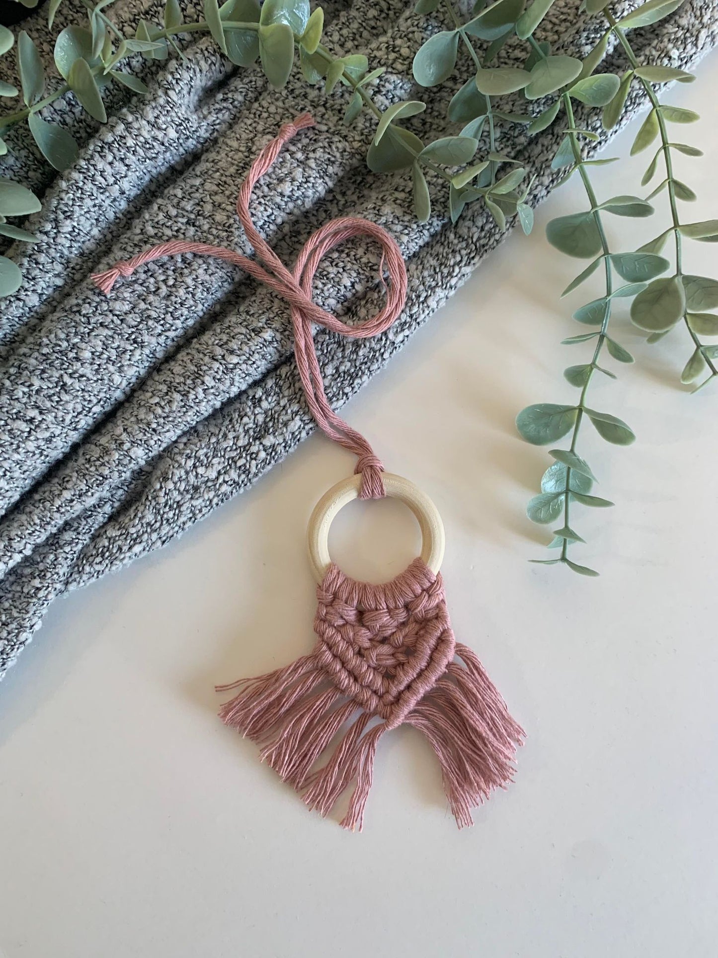 LINNAEA - Diffuseur pour voiture en macramé