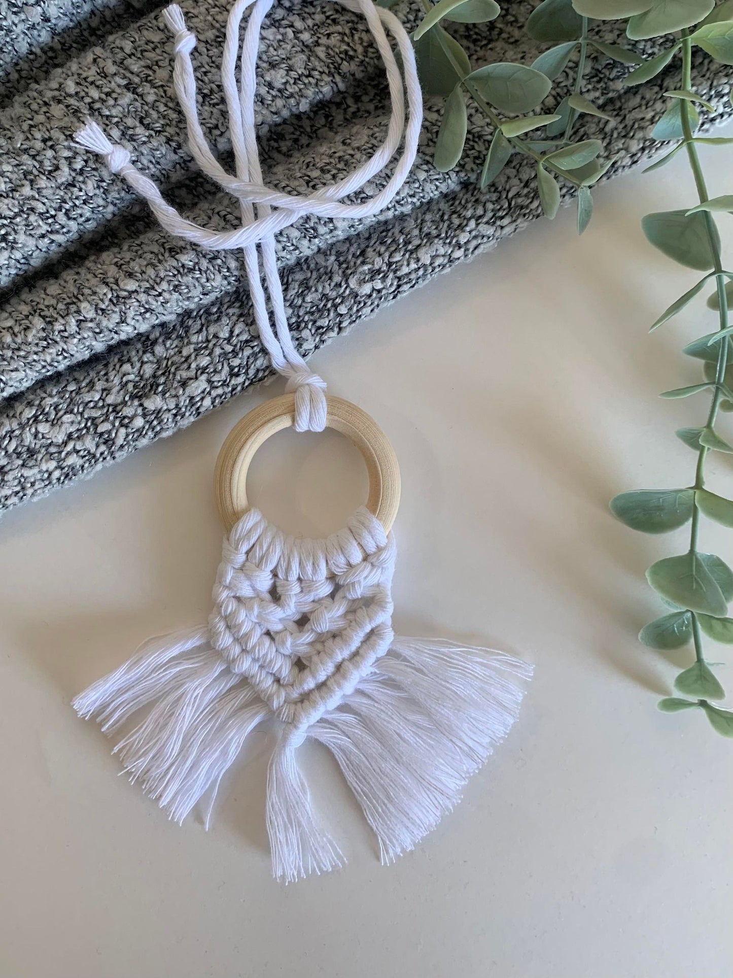 LINNAEA - Diffuseur pour voiture en macramé