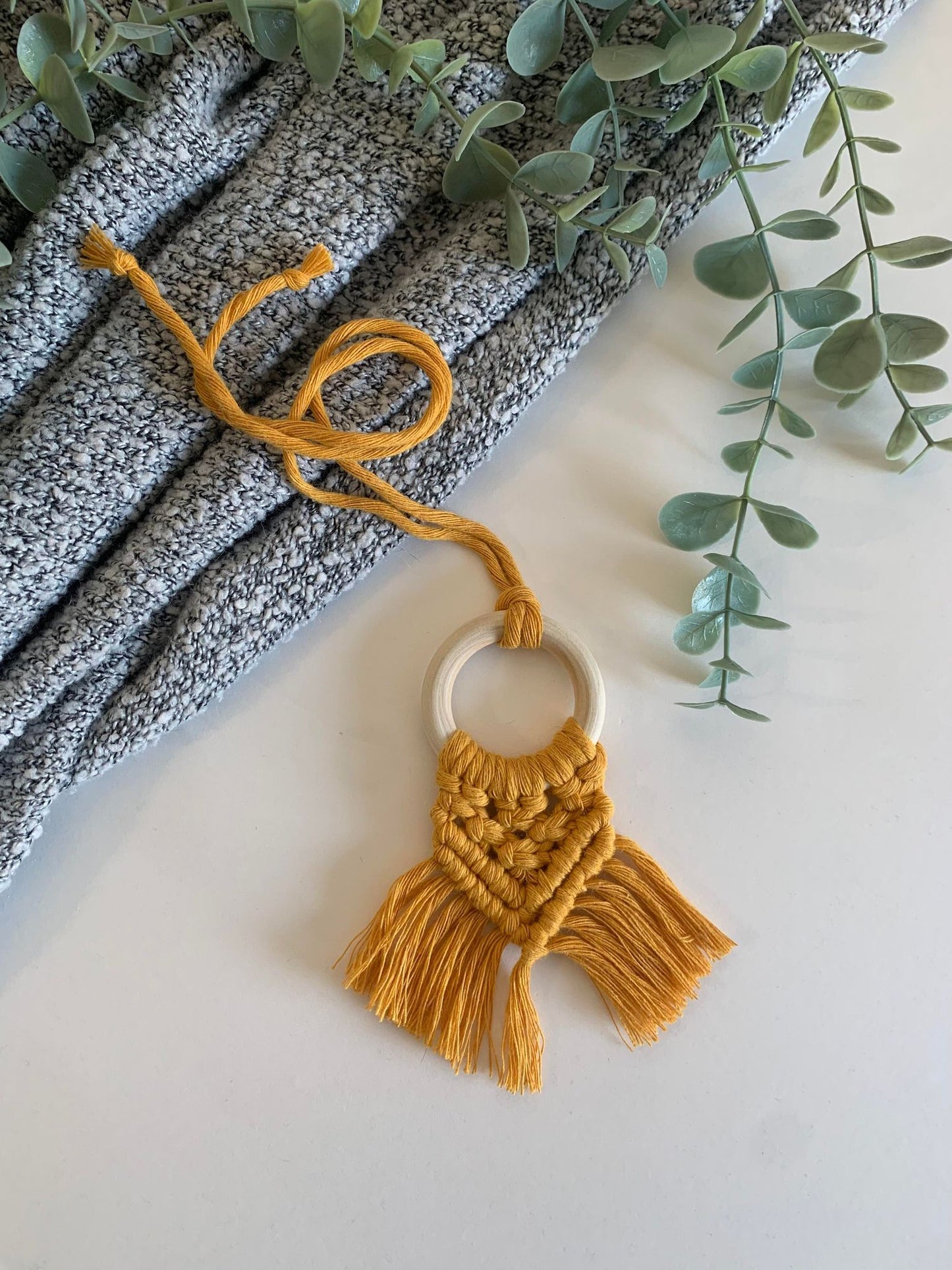 LINNAEA - Diffuseur pour voiture en macramé