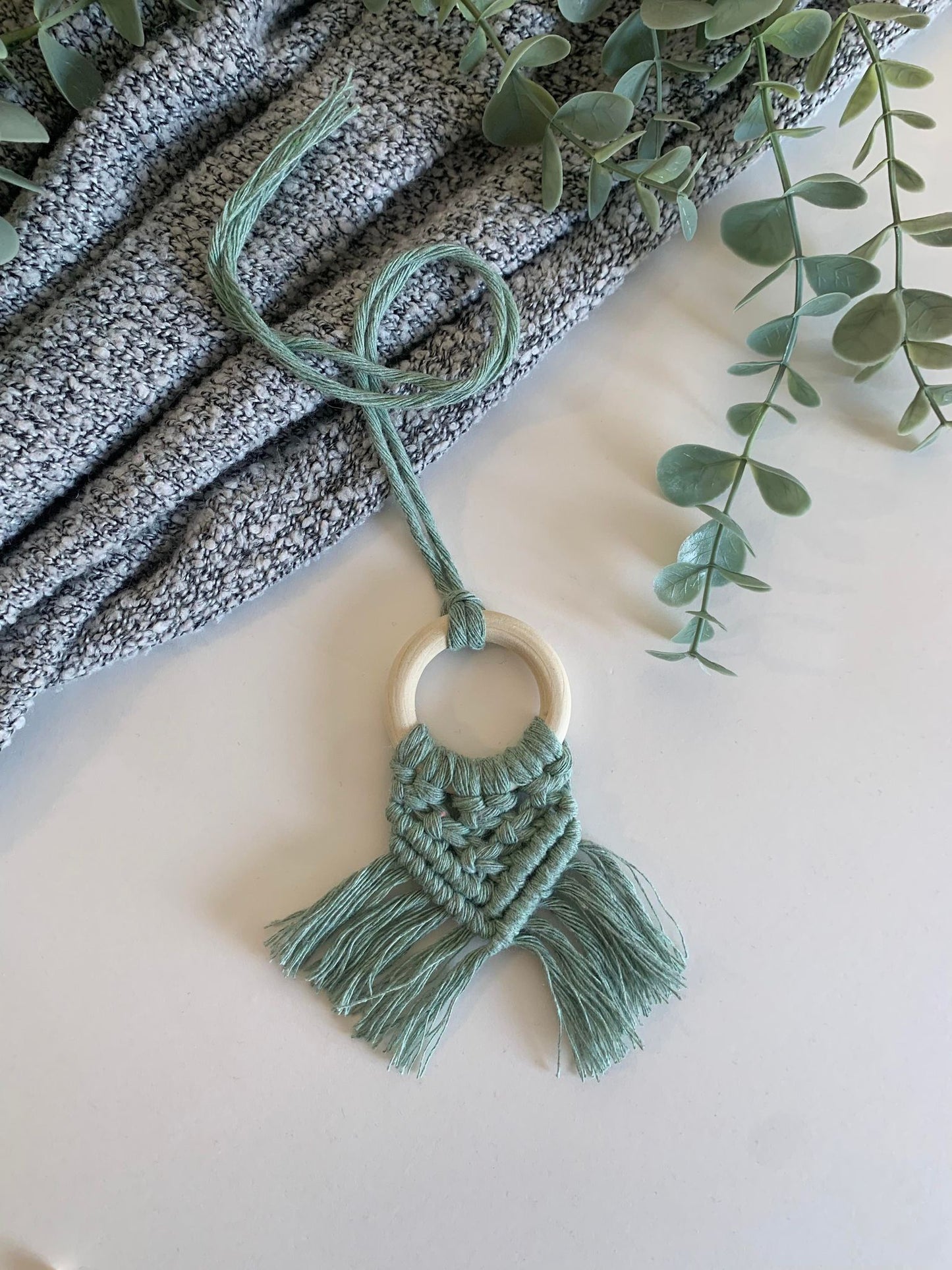 LINNAEA - Diffuseur pour voiture en macramé