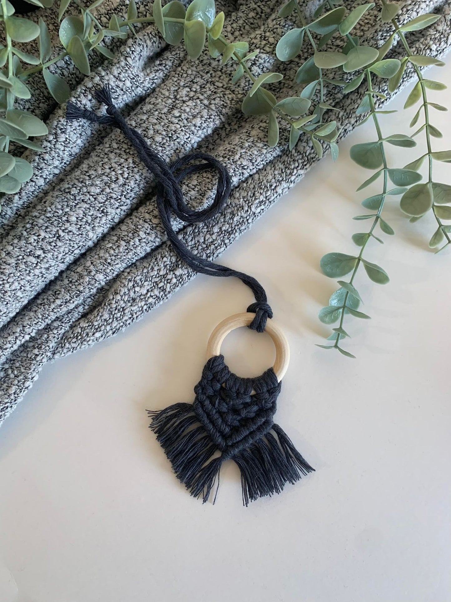 LINNAEA - Diffuseur pour voiture en macramé