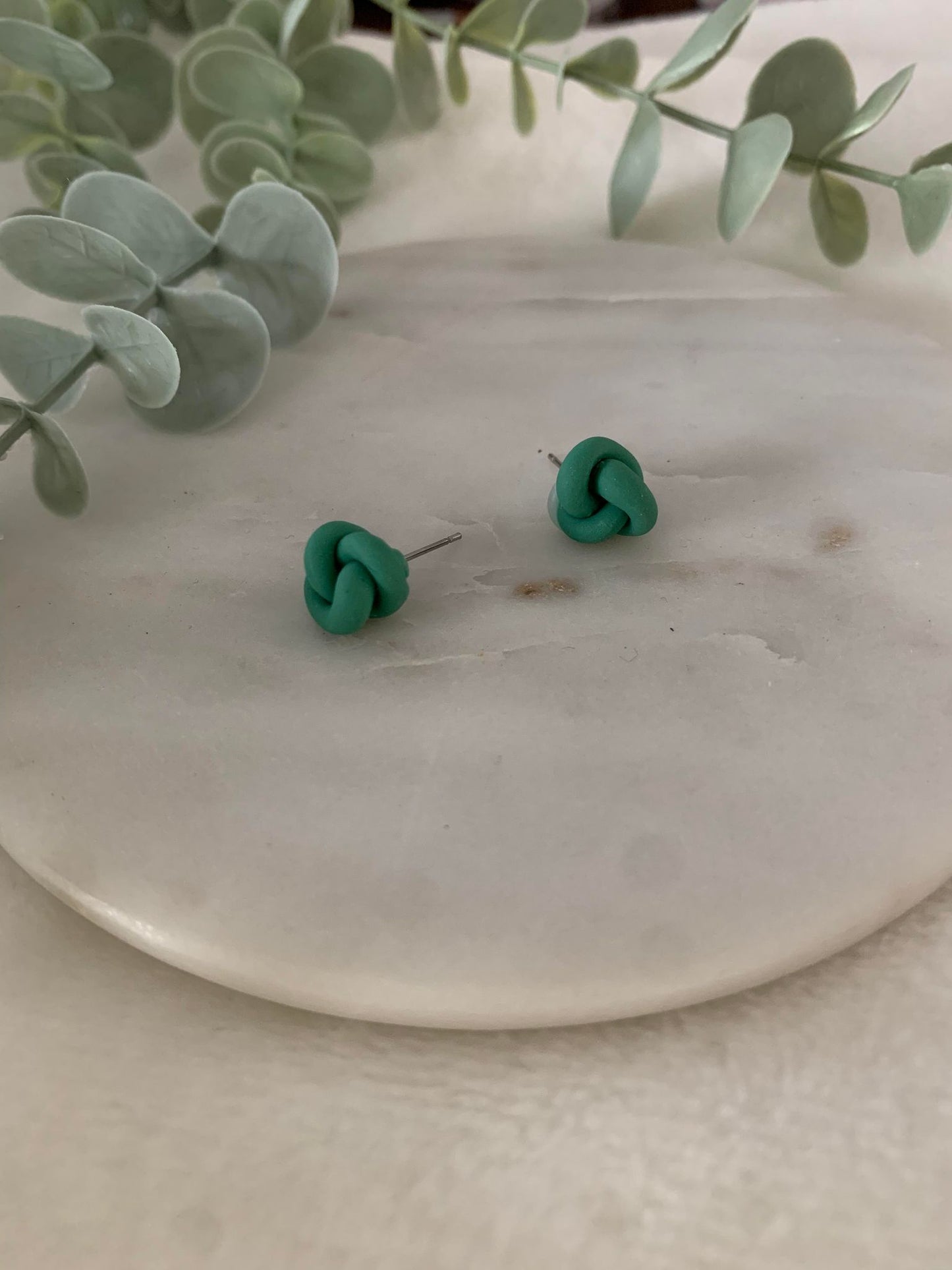 Boucles d'oreille vert sauge noeud