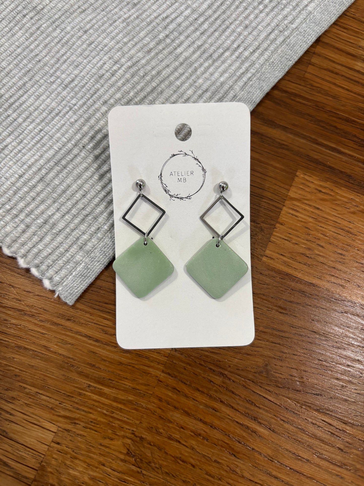 Boucles d'oreilles vert sauge et argent