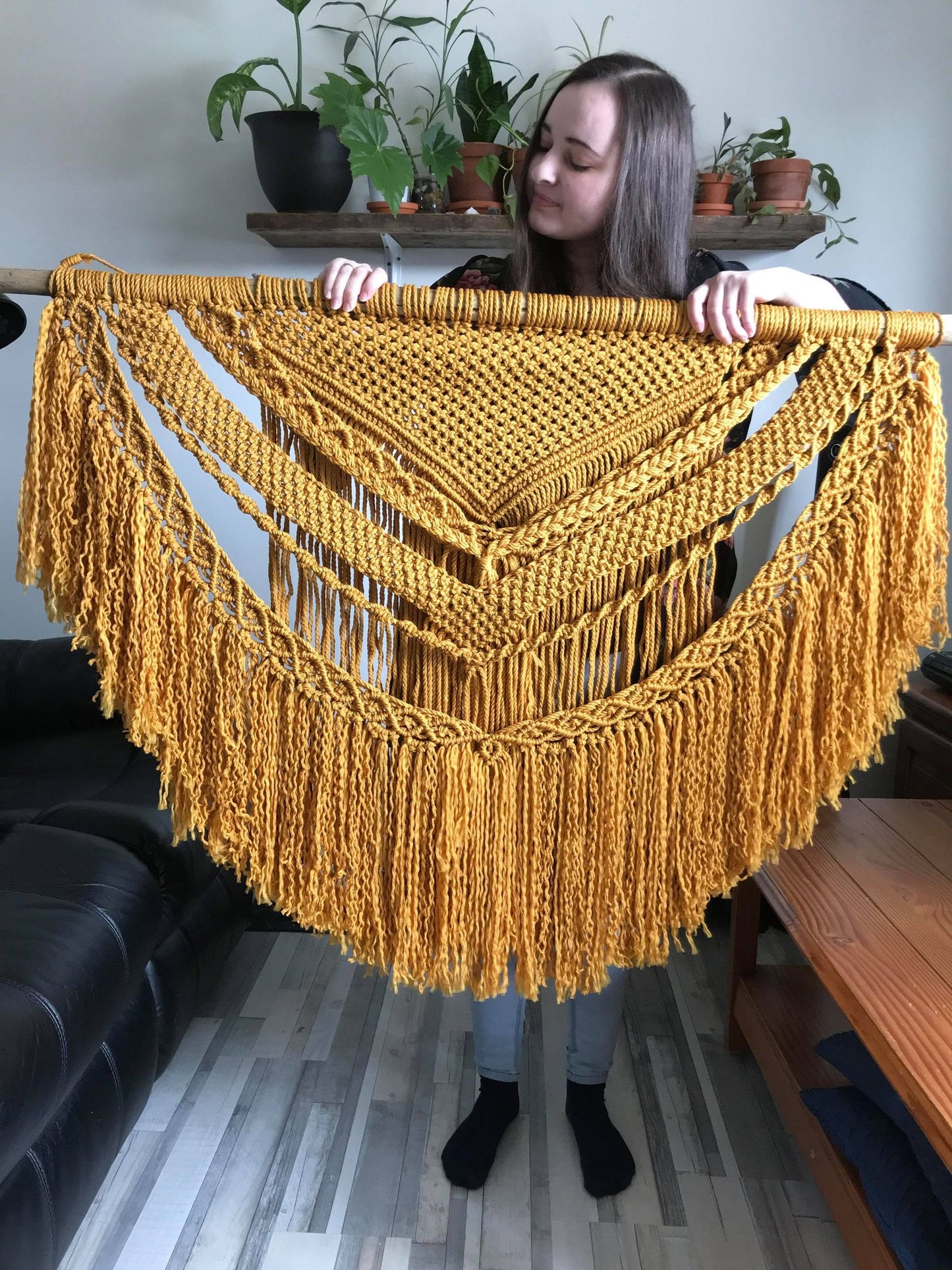 Grand macramé mural jaune moutarde