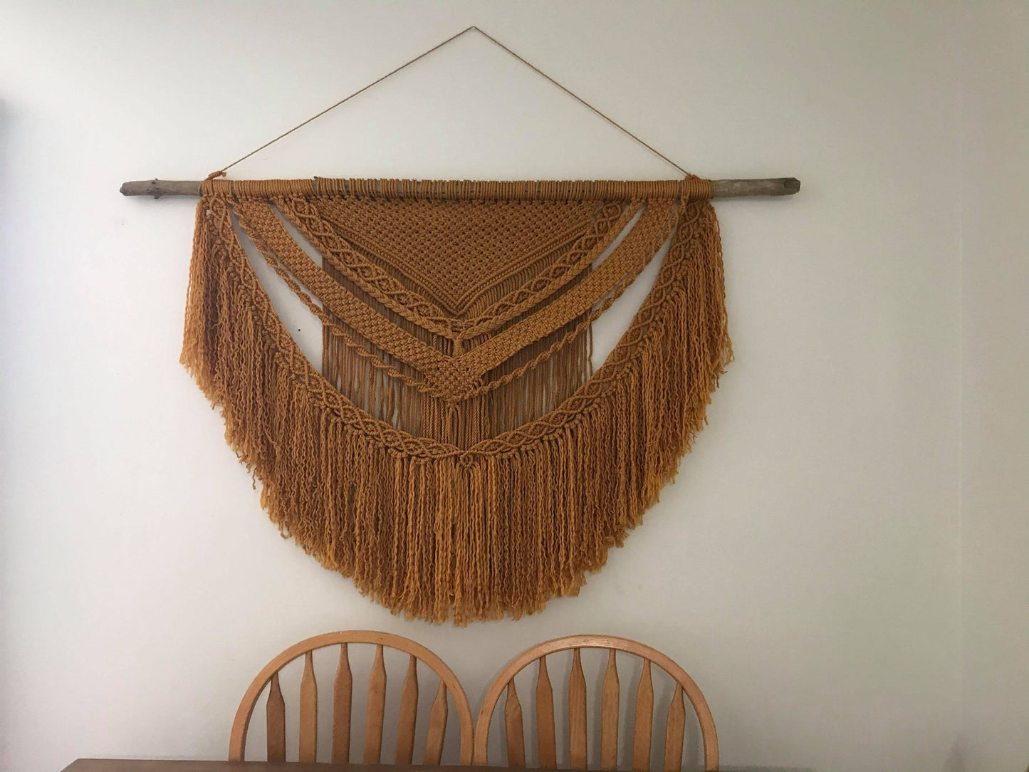 Grand macramé mural jaune moutarde