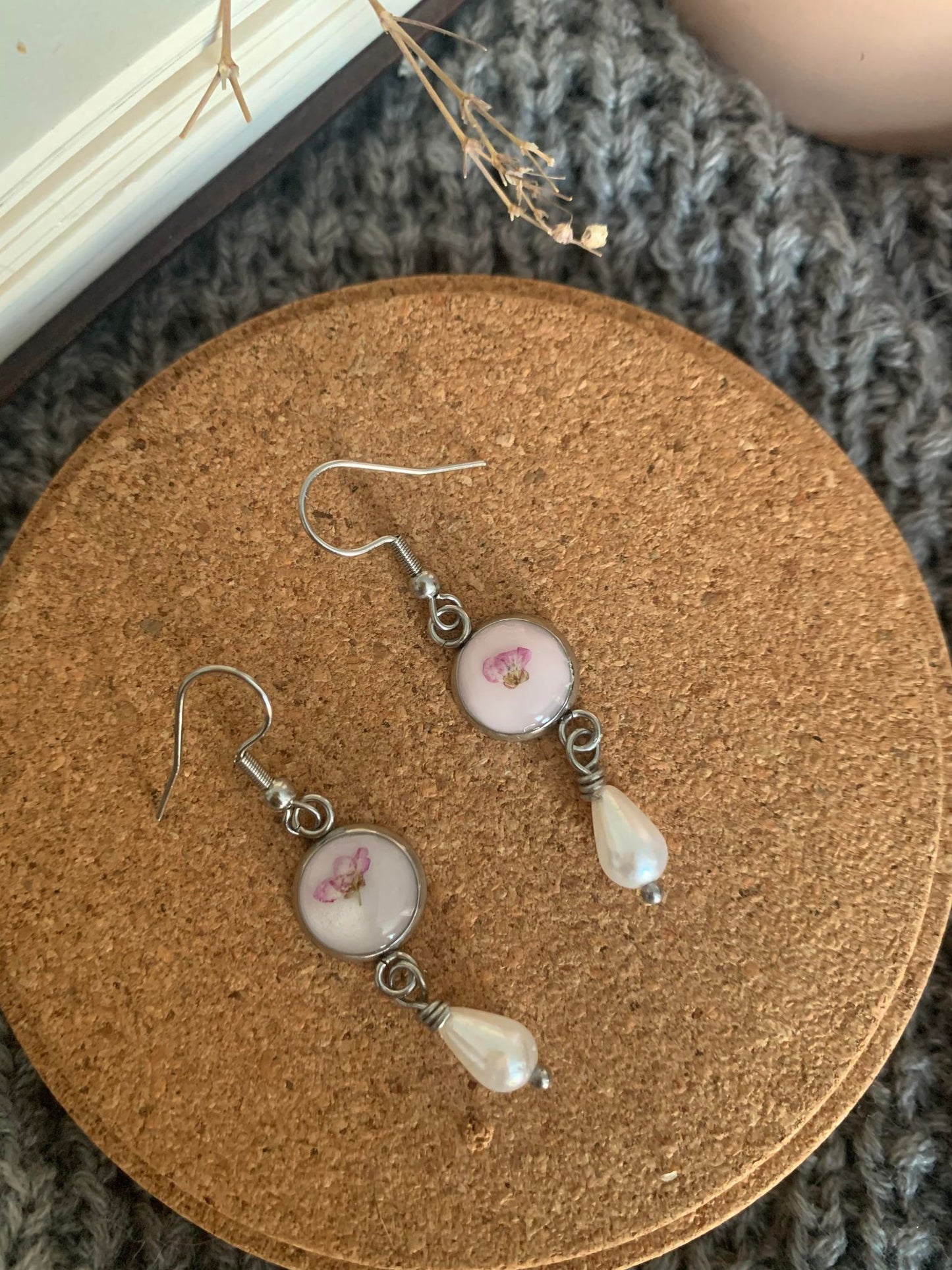 Boucles d'oreilles rose fleurs roses et perles blanches A33