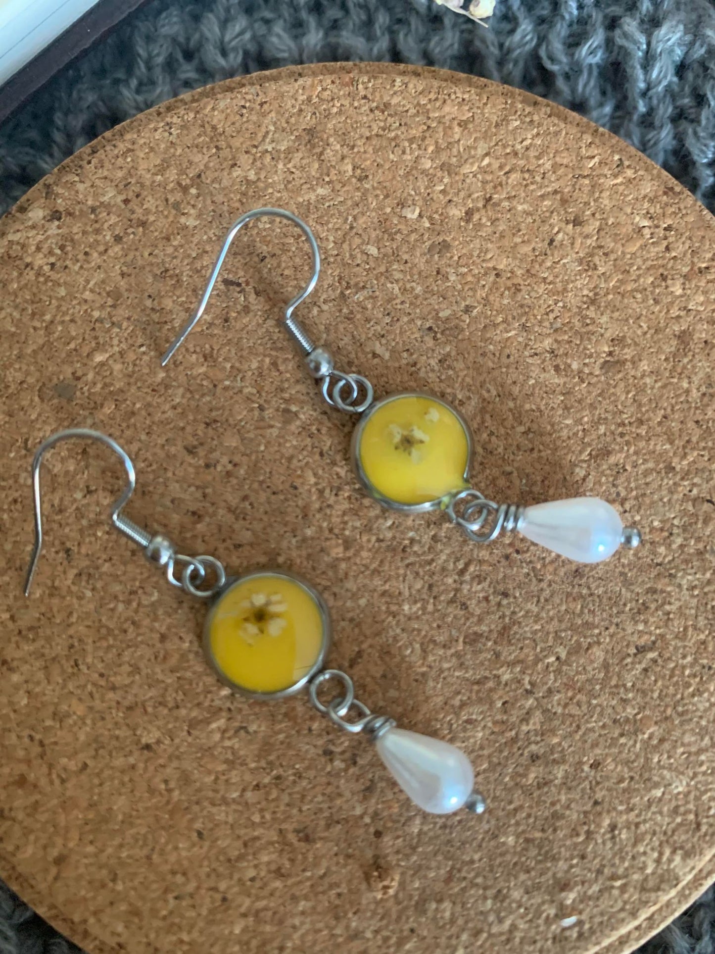 Boucles d'oreilles jaunes et fleurs blanches avec perles A19